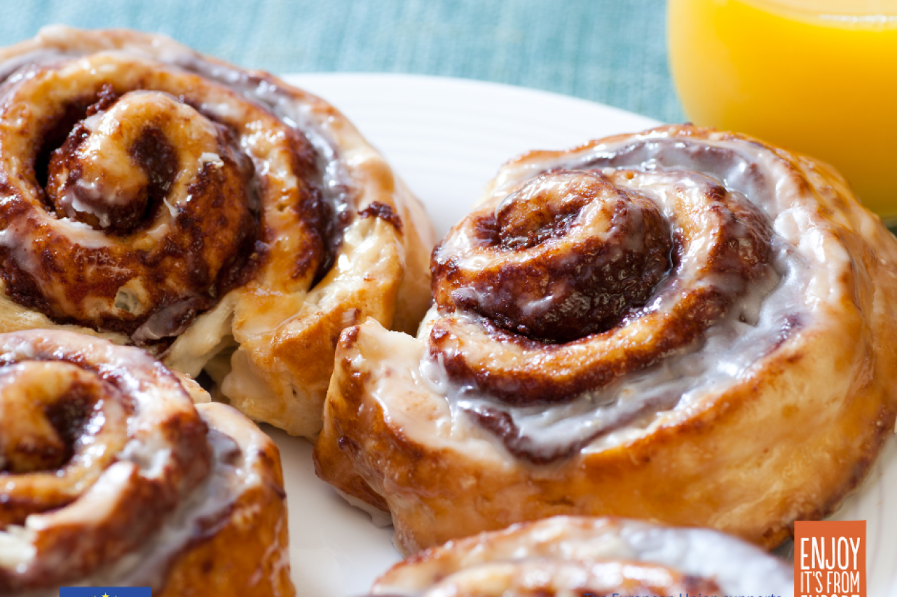 Cinnamon rolls with European Corinthian black raisins